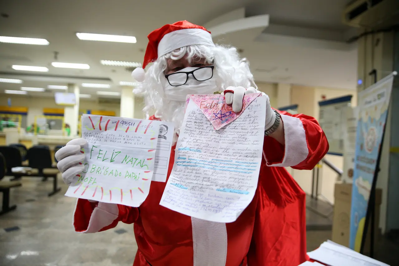 Imagem da notícia: Crianças pedem abraço e cura do câncer em cartinhas ao Papai Noel no Ceará: 'quero muita saúde'