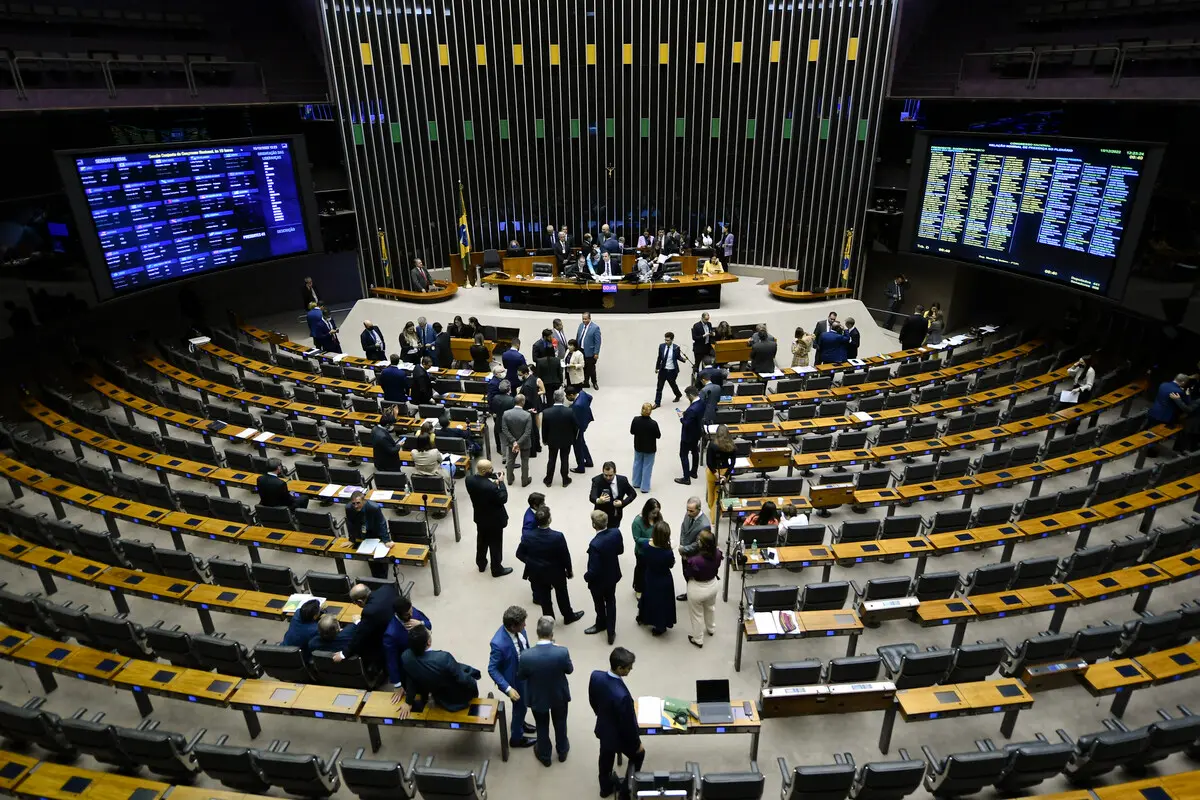 Imagem da notícia: Congresso derruba veto de Bolsonaro, e União deve compensar estados com recursos de saúde e educação
