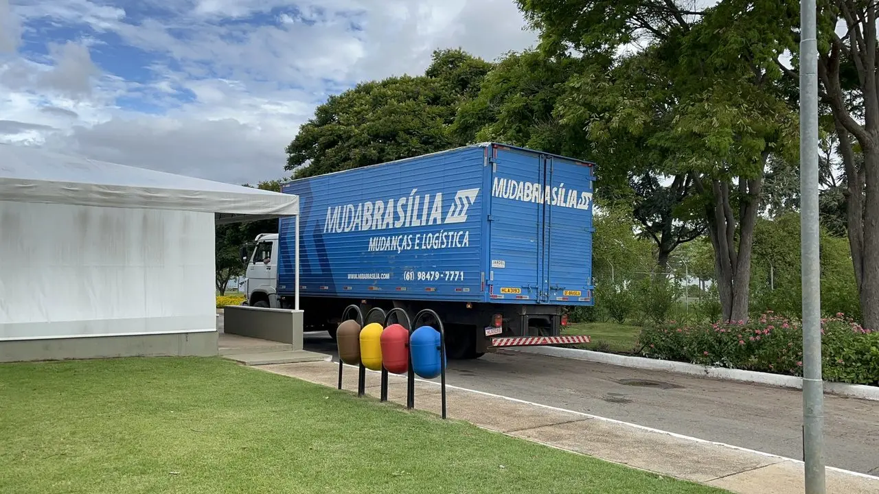 Imagem da notícia: Caminhão de mudança entra na Alvorada duas semanas antes do fim do governo Bolsonaro