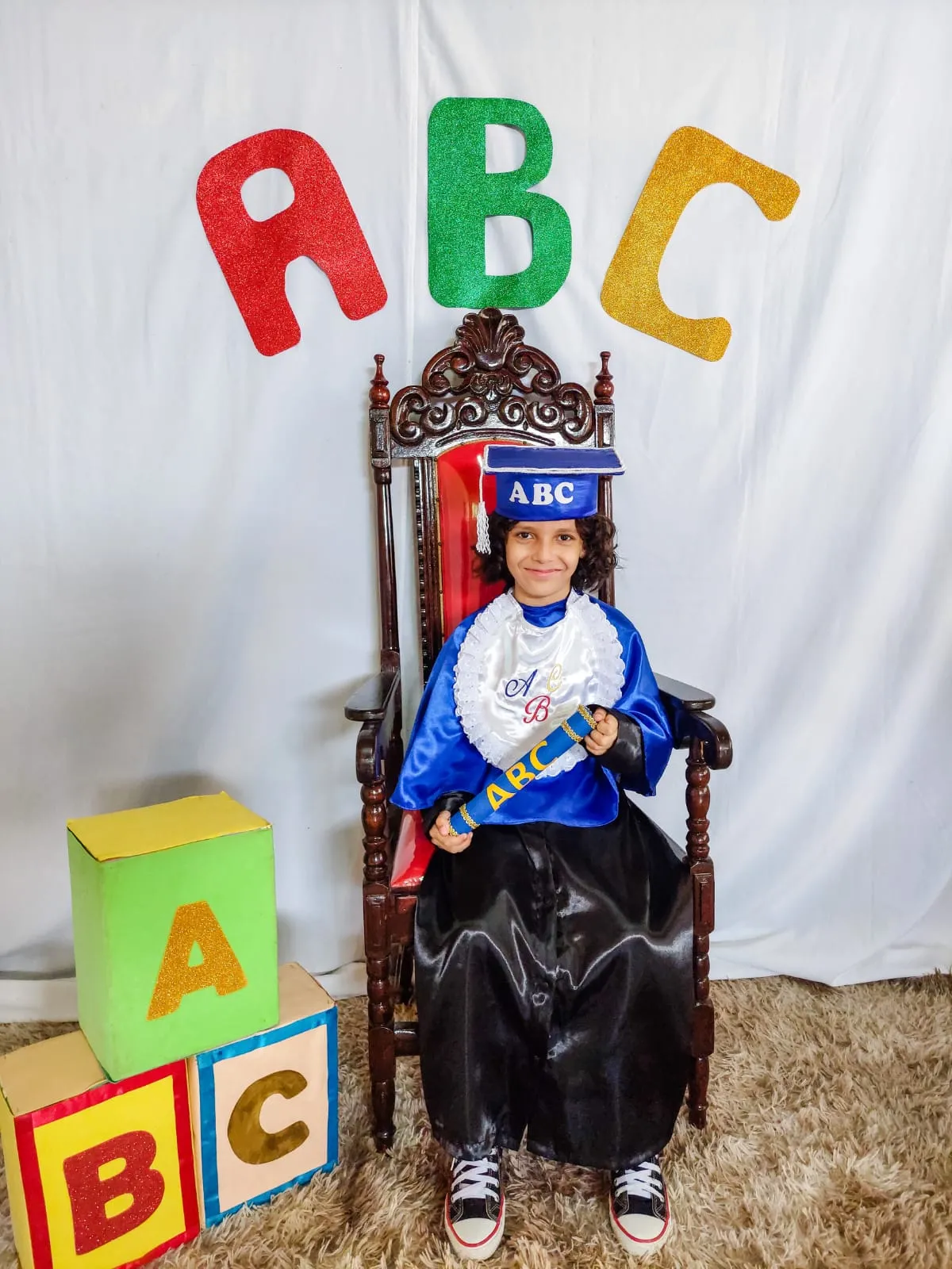 Micael vai se formar como doutor do ABC e está animado, ensaiando passinhos de dança para apresentar na festa da escola
