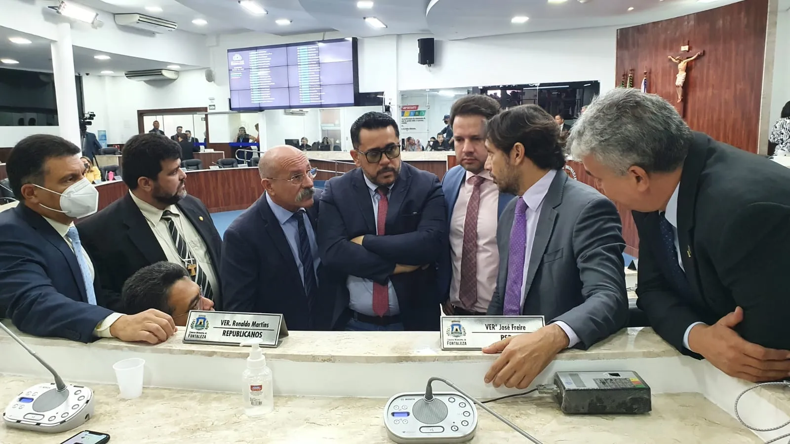 Vereadores de base e oposição se posicionam contra a taxaçao do lixo