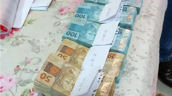 Imagem da notícia: Prefeita e secretário de Finanças de Hidrolândia são afastados e têm contas bloqueadas