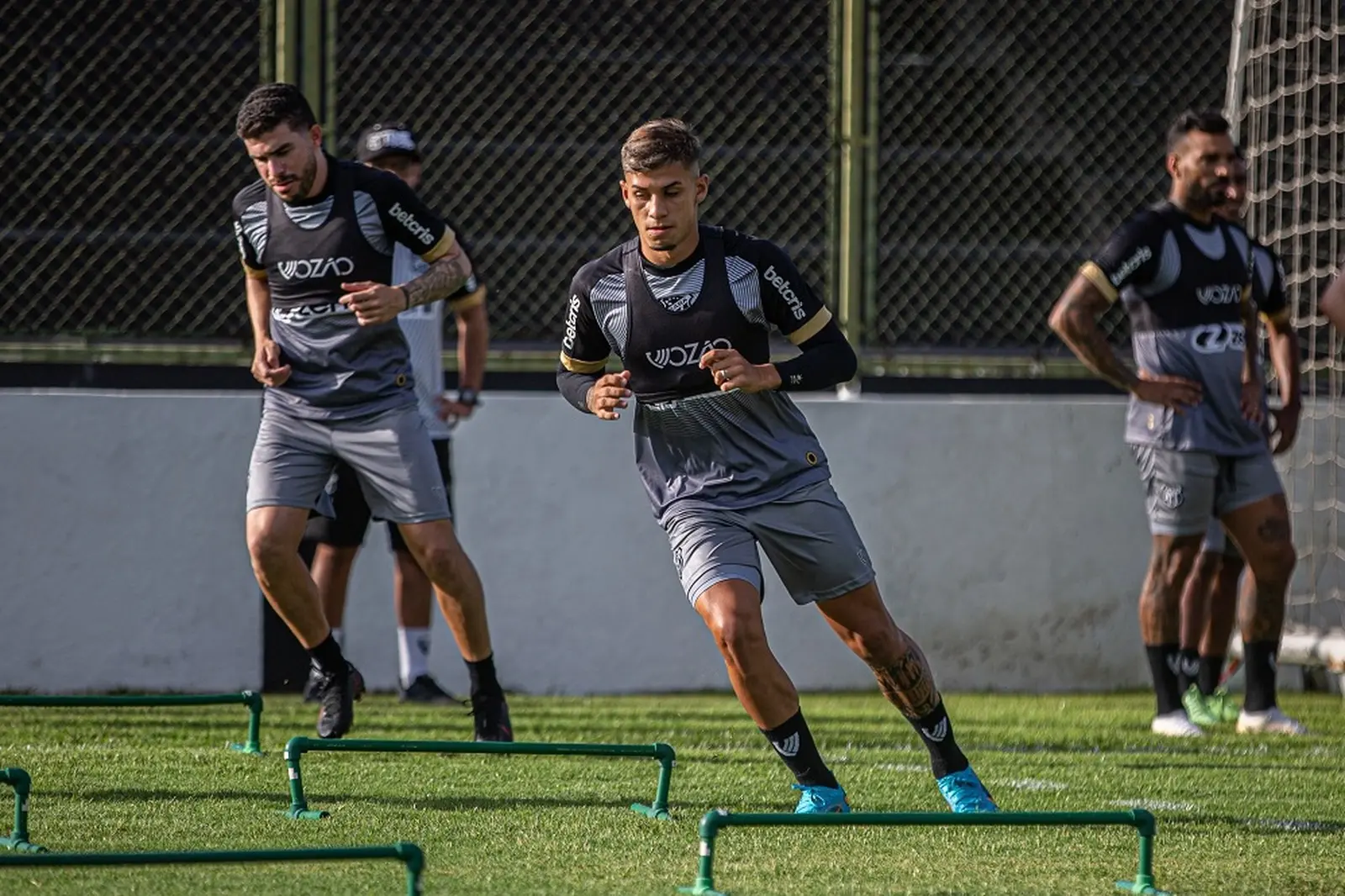 Imagem da notícia Ceará muda mais de 70% da base titular com renovação do elenco; veja possível formação para 2023