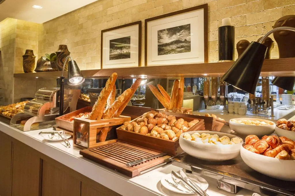 Gran Marquise oferece buffet completo com diversidade de pães, bolos e frutas