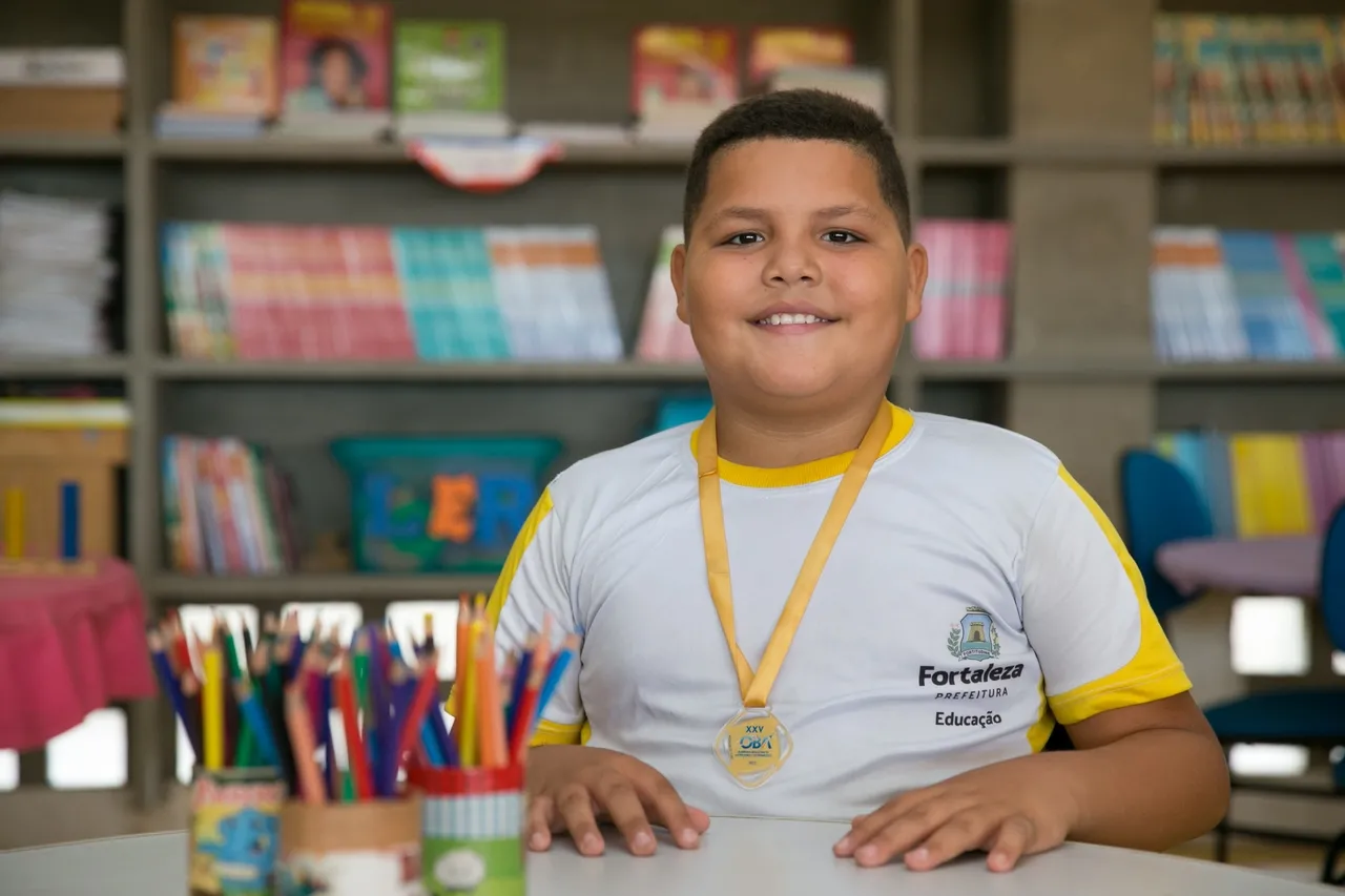 Lucas Raí Nogueira Prudêncio Ferreira, morador da periferia de Fortaleza e estudante da rede pública municipal, se entusiasma com o que já alcançou e sente que é motivo de orgulho