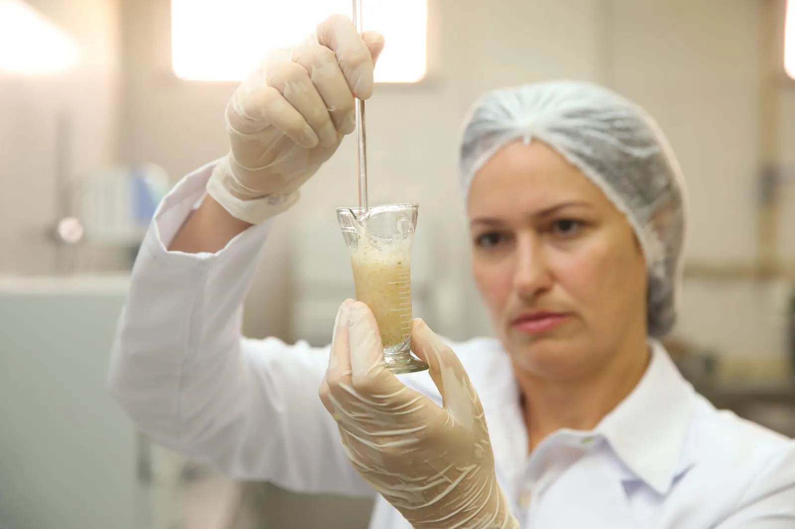 Ativo é um esfoliante feito com cera de carnaúba e ácido kójico encapsulado
