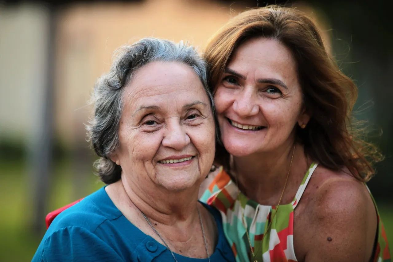 Rosa encontra no cuidado com a saúde da mãe uma forma de demonstrar amor