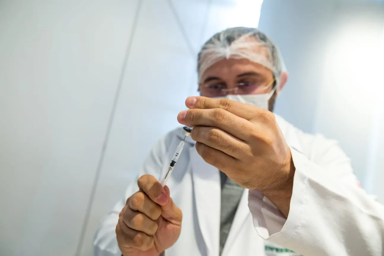 Idosos podem receber a 4ª dose da vacina desde maio no Ceará