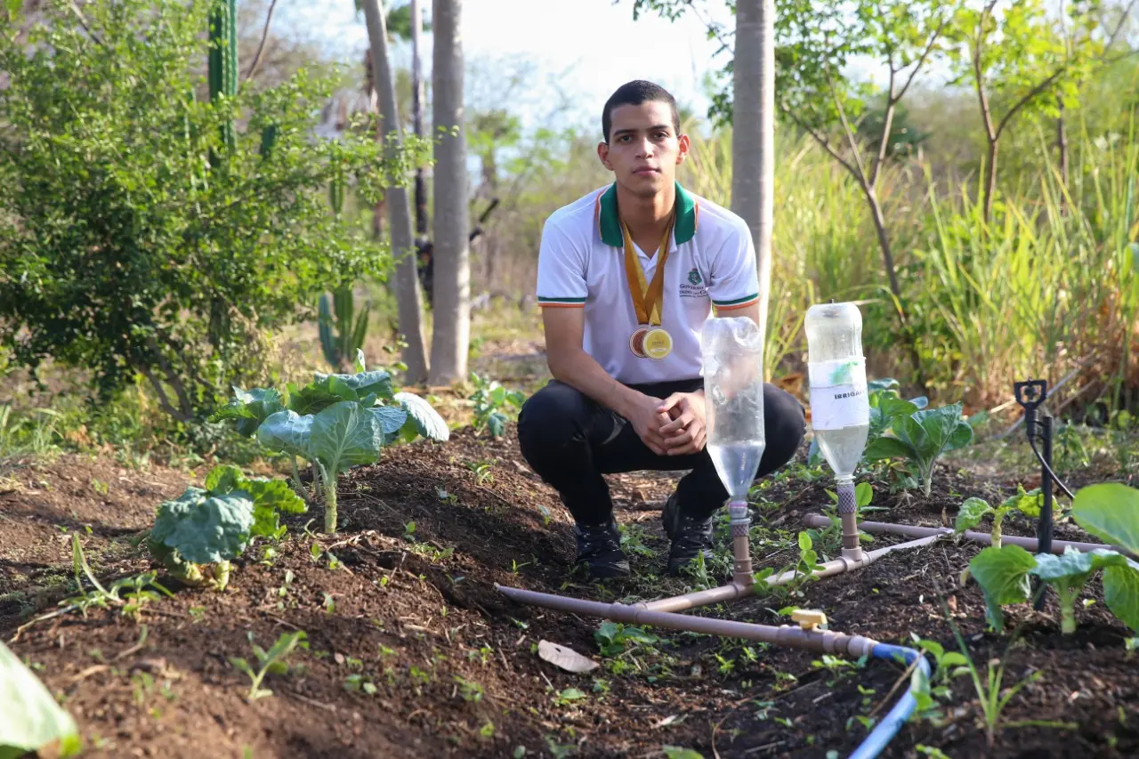 Imagem da notícia Aluno do CE cria sistema de irrigação com garrafas, muda trabalho no campo e ganha prêmio científico