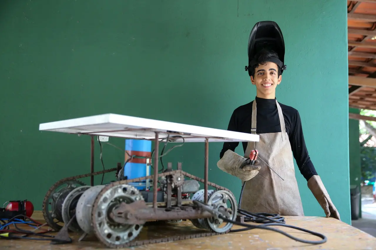 Imagem da notícia Aluno do CE cria robô semeador para ajudar agricultura da própria cidade e é premiado nacionalmente