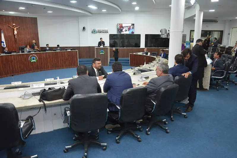 Imagem da notícia: Veja como votaram os vereadores de Fortaleza na aprovação da taxa da lixo