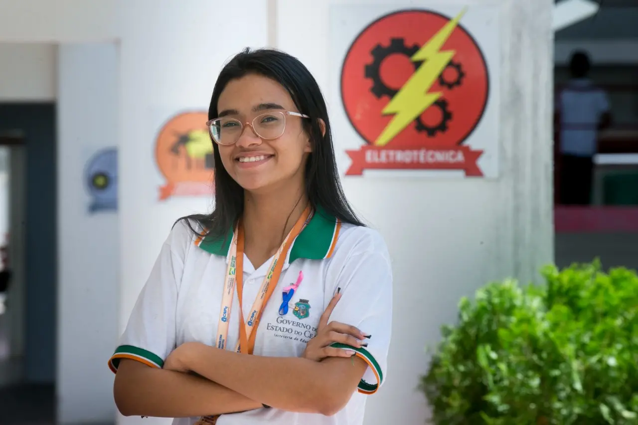 Imagem da notícia Aluna vira referência em escola pública do CE ao ganhar medalha de Olimpíada Nacional: 'foi um susto