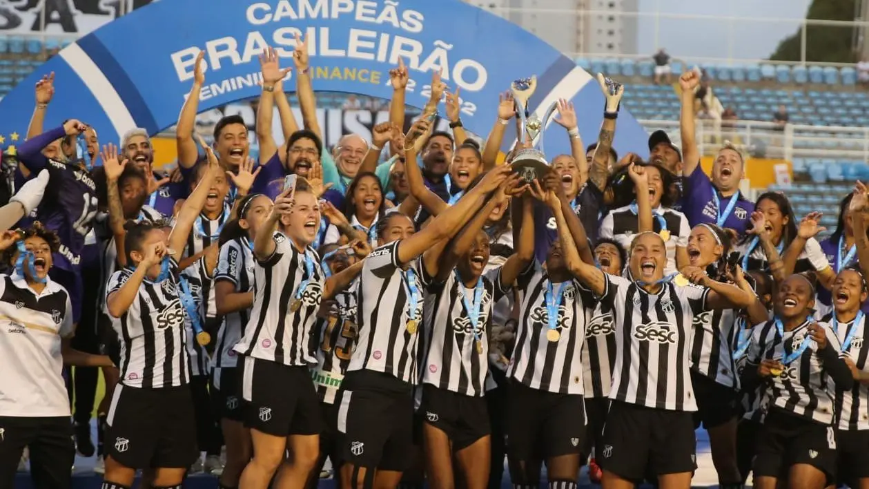 Imagem mostra jogadoras de futebol