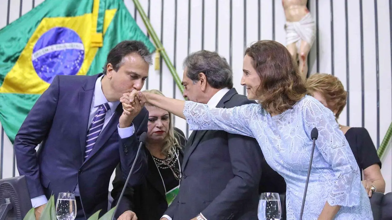 Imagem da notícia: Izolda Cela parabeniza Camilo Santana por Ministério da Educação: 'estaremos juntos'