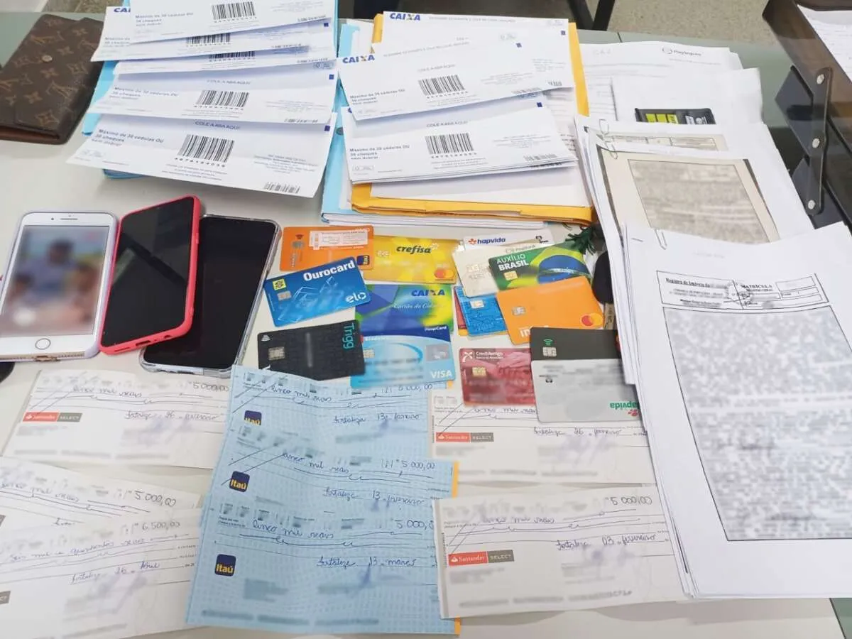 Suspeitas foram apreendidas com cheques falsos e diversos cartões de crédito