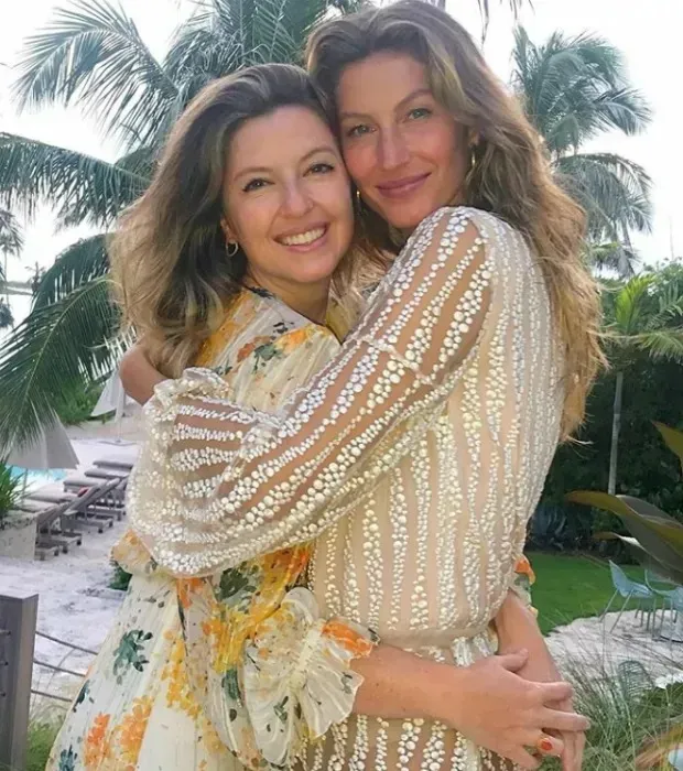 Patrícia e Gisele são irmãs gêmeas.