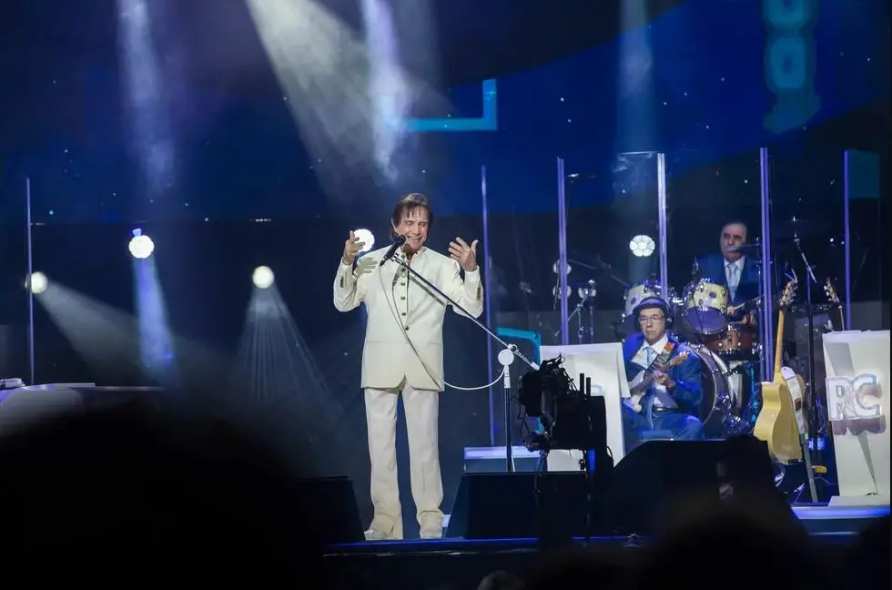Imagem da notícia: Roberto Carlos reúne artistas em especial de fim de ano e emociona com homenagem a Erasmo