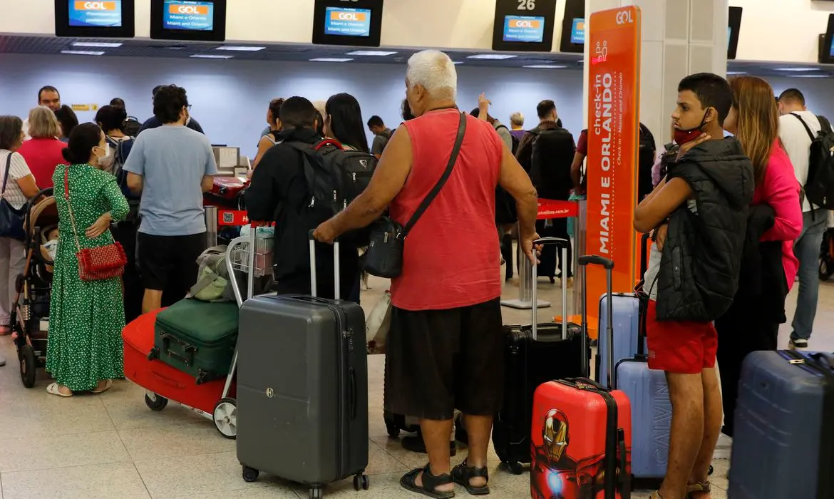 Imagem da notícia: Pilotos e comissários encerram greve em aeroportos pelo Brasil após 5 dias de paralisação