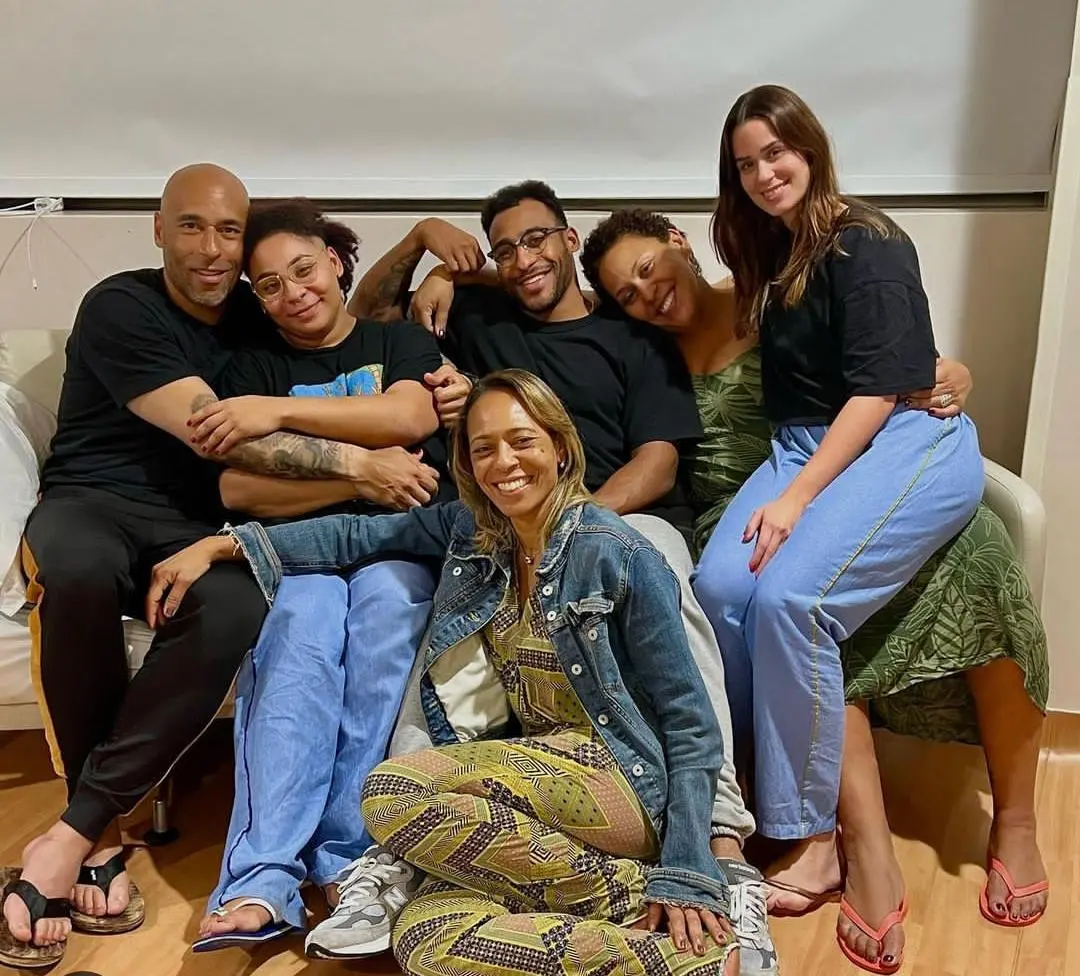Imagem da notícia: Filha de Pelé publica nova foto com a família: 'agradecer por poder estar aqui com ele'