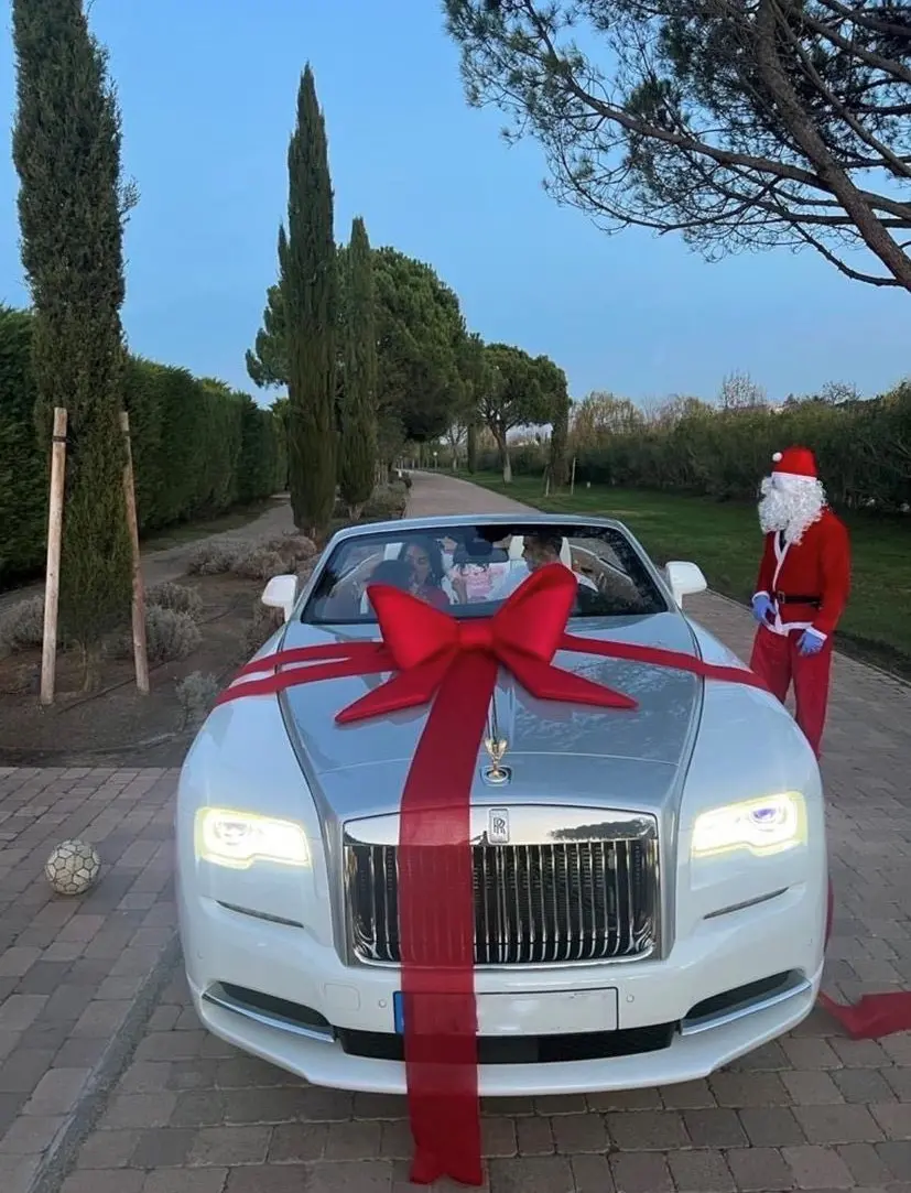 Imagem da notícia: Georgina Rodríguez presenteia Cristiano Ronaldo com carro de mais R$ 1,5 milhão