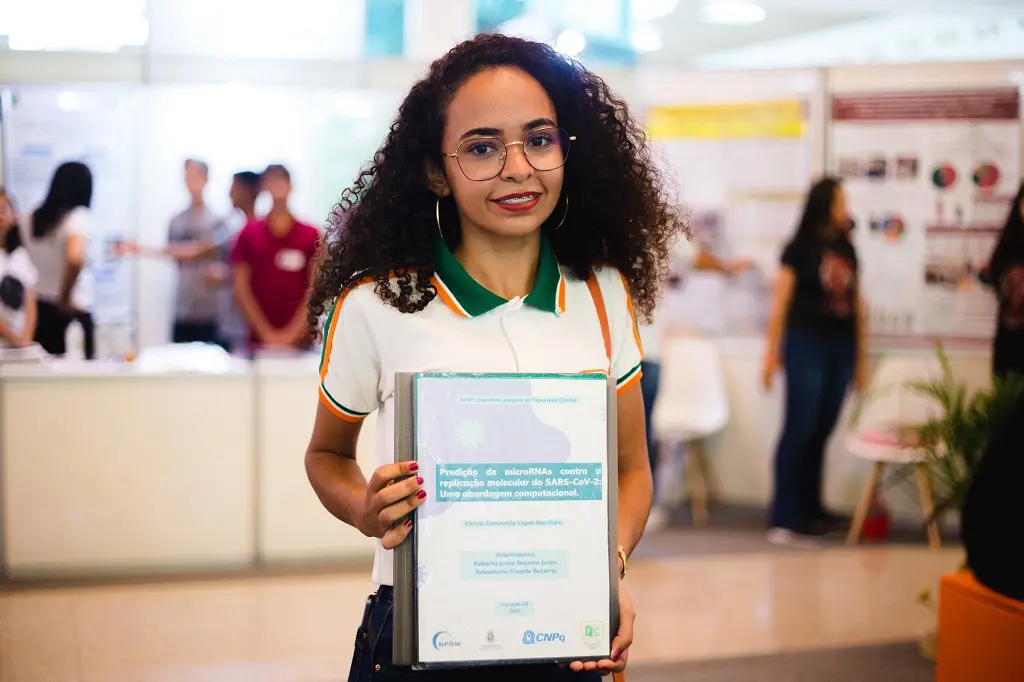Imagem da notícia Estudante moradora de Iracema desenvolve pesquisas no campo da biologia computacional