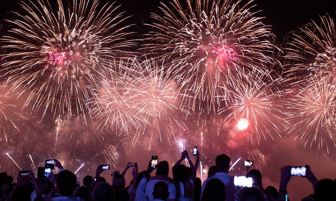 Imagem da notícia: Feliz Ano Novo! Por que devemos desejar felicidade para os demais?