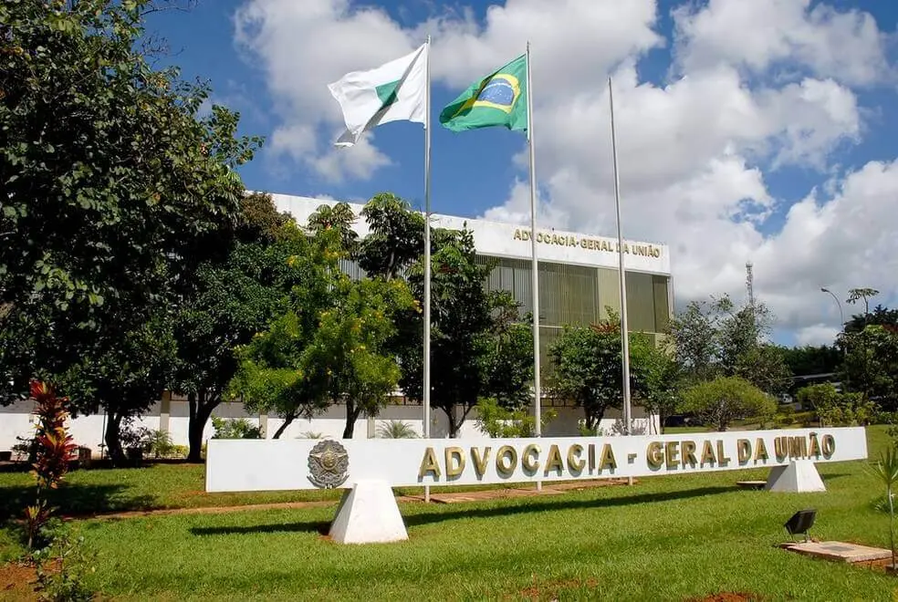 Imagem da notícia: Concurso AGU tem editais lançados com 300 vagas e salários a partir de R$ 21 mil