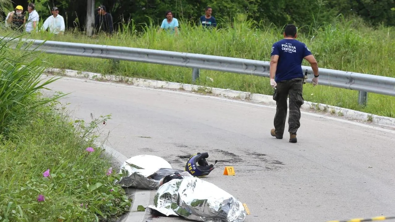Dois agentes da Polícia Rodoviária Federal (PRF-CE) foram mortos no KM 6 da BR-116, após serem baleados por um homem em situação de rua.
