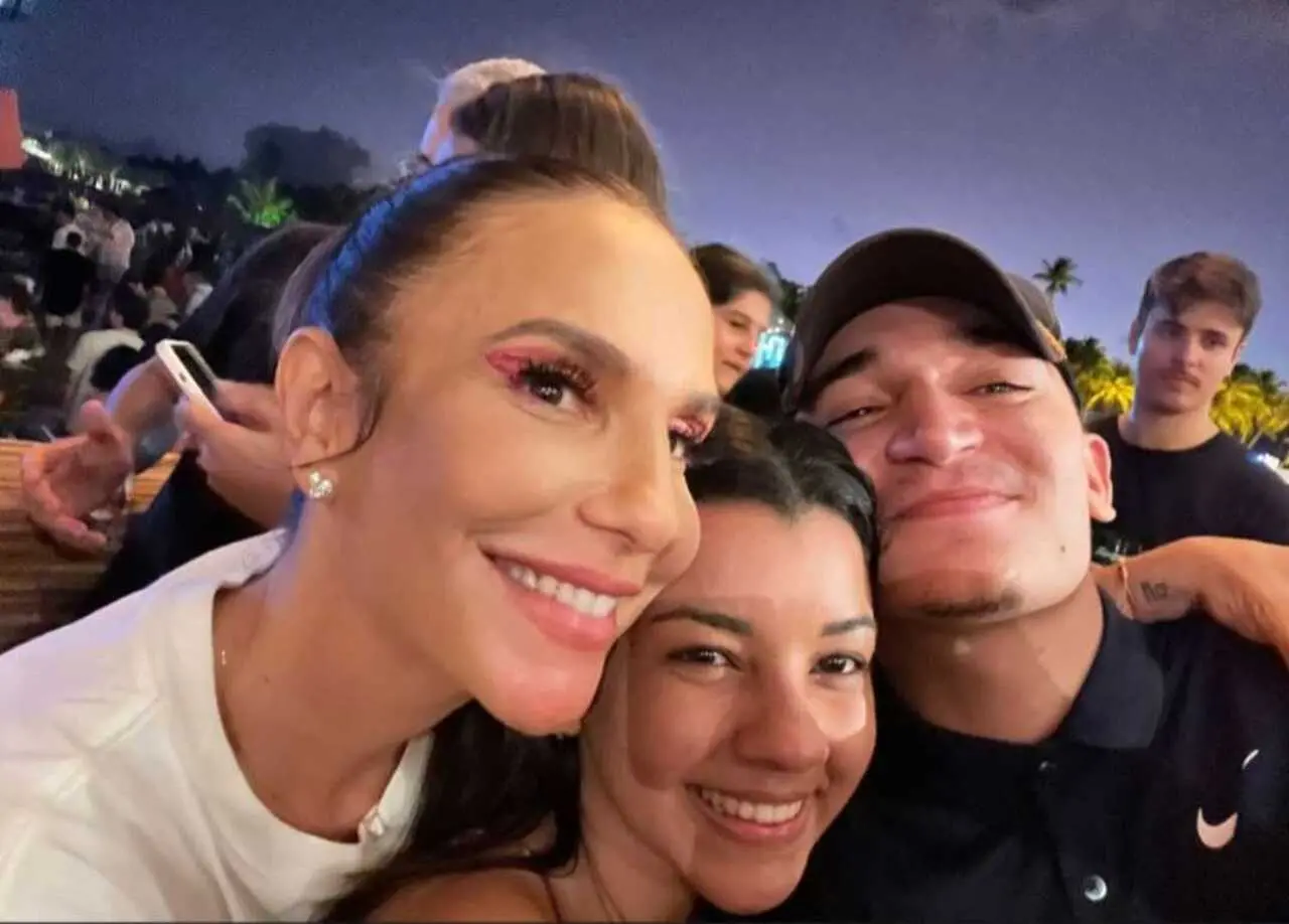 Imagem da notícia: João Gomes e Ary Mirelle têm noite 'de casal' e encontro com Ivete Sangalo na Bahia; veja vídeo