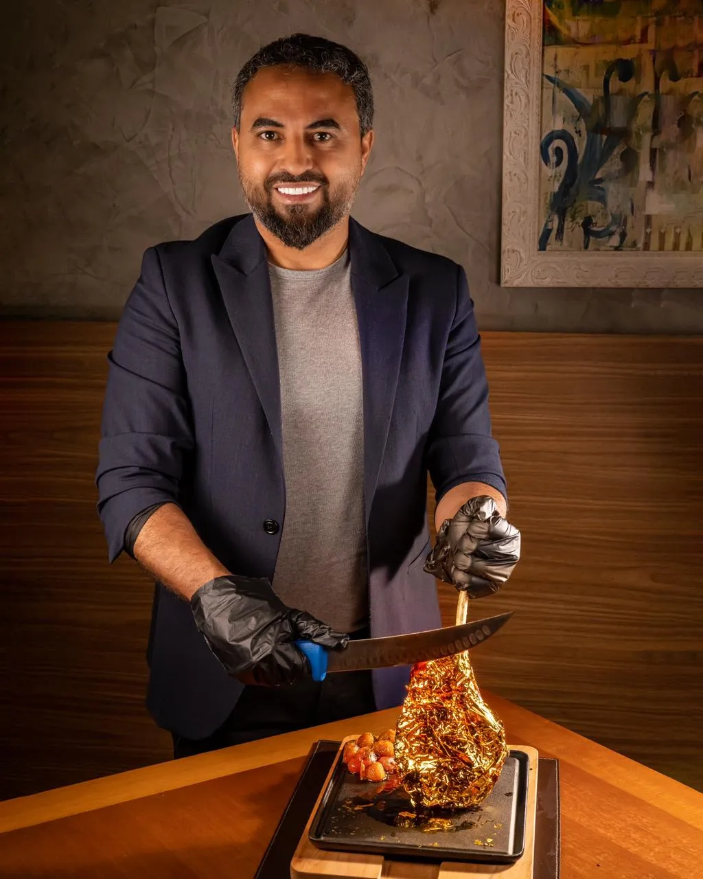 Guilherme Pereira exibe a carne com ouro 24 quilates