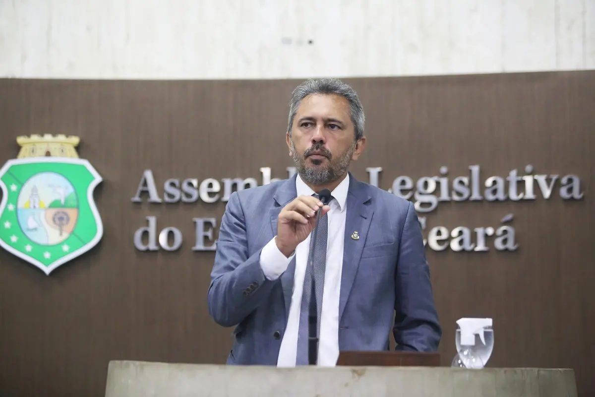 Imagem da notícia: Assembleia aprova renúncia de Elmano como deputado para petista tomar posse como governador