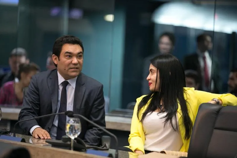O casal Genecias e Aderlânia Noronha não concorreu no pleito deste ano. Eles elegeram o filho, Matheus Noronha (PL), para um mandato na Câmara dos Deputados