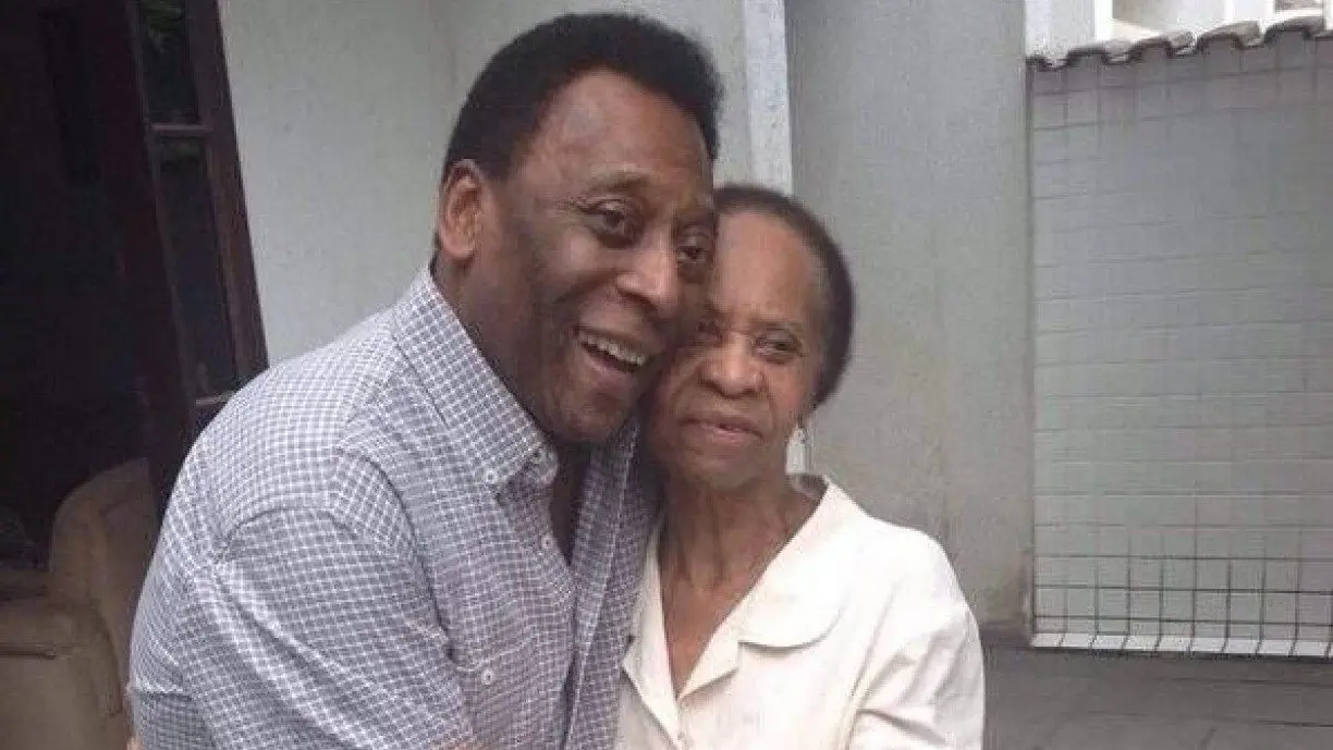 Imagem da notícia: Mãe de Pelé, de 100 anos, ainda não sabe da morte do filho, diz irmã do Rei