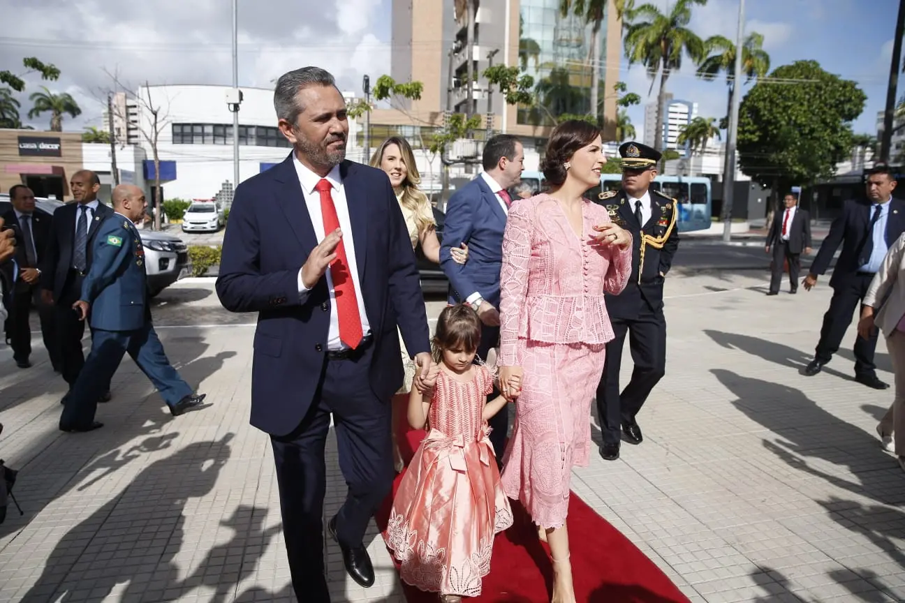 Imagem da notícia: Elmano de Freitas e Jade Romero são empossados em cerimônia na Assembleia Legislativa; acompanhe