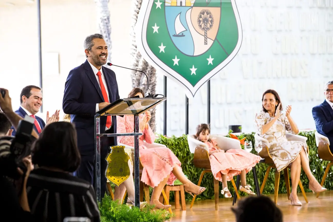 Imagem da notícia: Izolda Cela transmite cargo ao novo governador do Ceará, Elmano de Freitas, no Palácio da Abolição