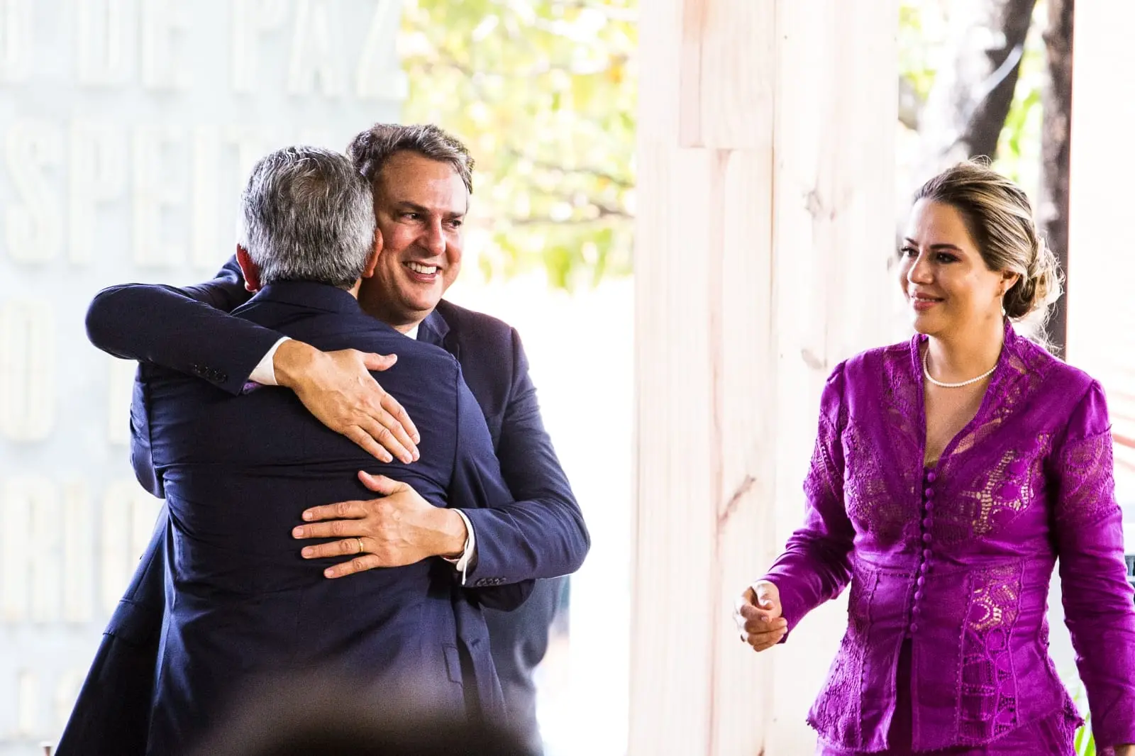 Imagem da notícia: Camilo se emociona com homenagem de Elmano e aplausos no Palácio da Abolição
