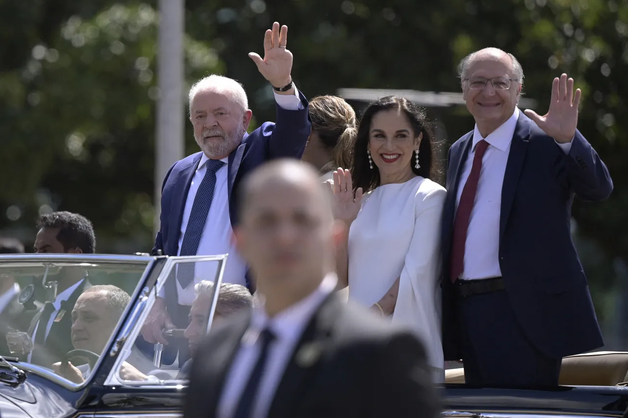 Lula e Geraldo Alckmin seguiram da Catedral de Brasília ao Congresso Nacional no tradicional Rolls-Royce presidencial, neste domingo (1º).