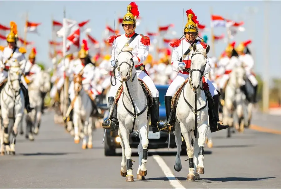 Imagem da notícia: Dragões da independência: conheça os militares que aguardam Lula subir a rampa do Congresso