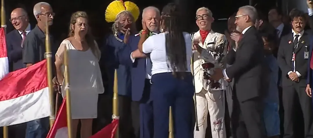 Faixa presidencial foi passada por cidadãos que simbolizam a riqueza e a diversidade do povo brasileiro