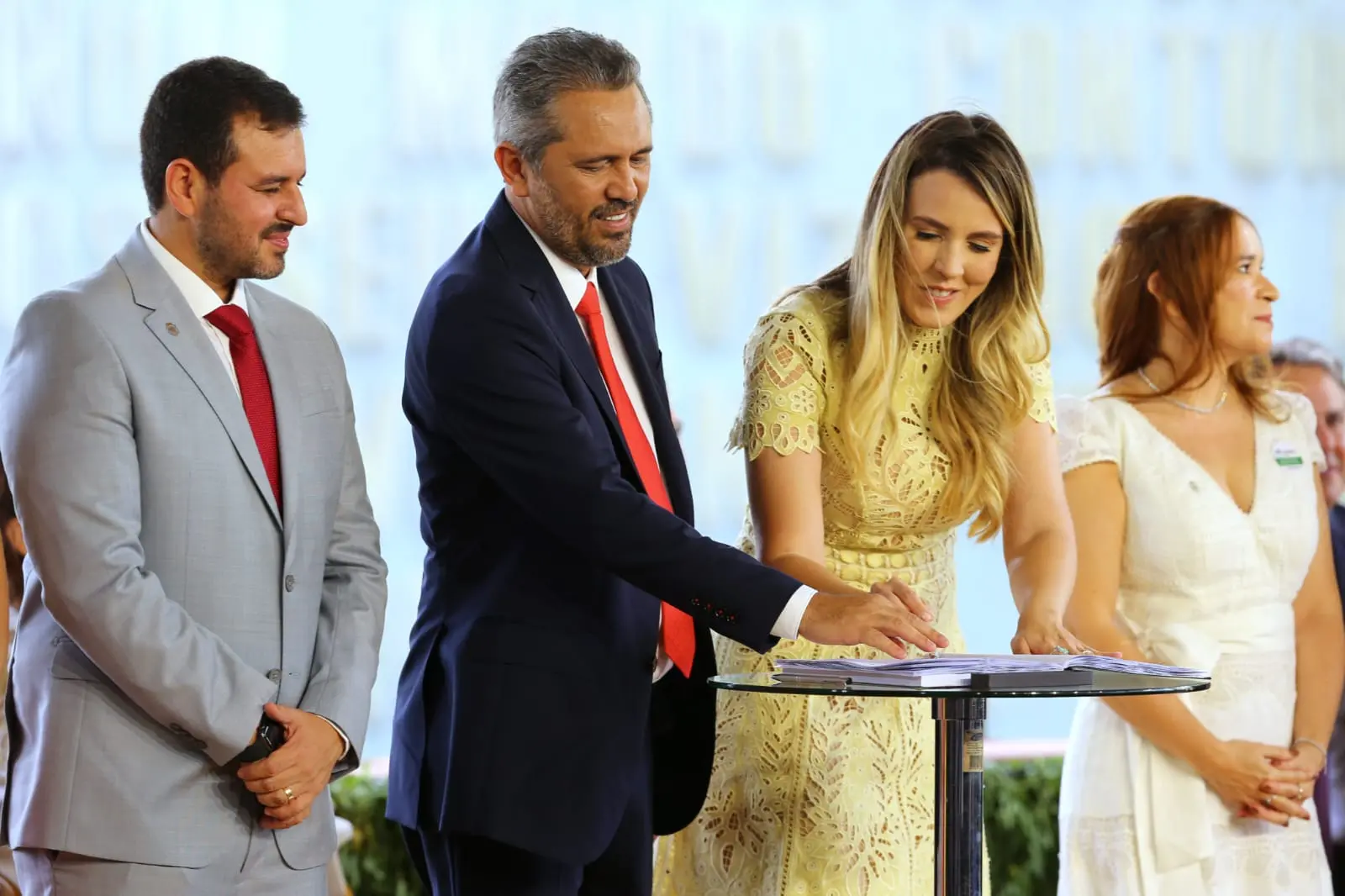 Imagem da notícia: Elmano inicia novo ciclo de poder no Ceará com desafios na gestão e na articulação política