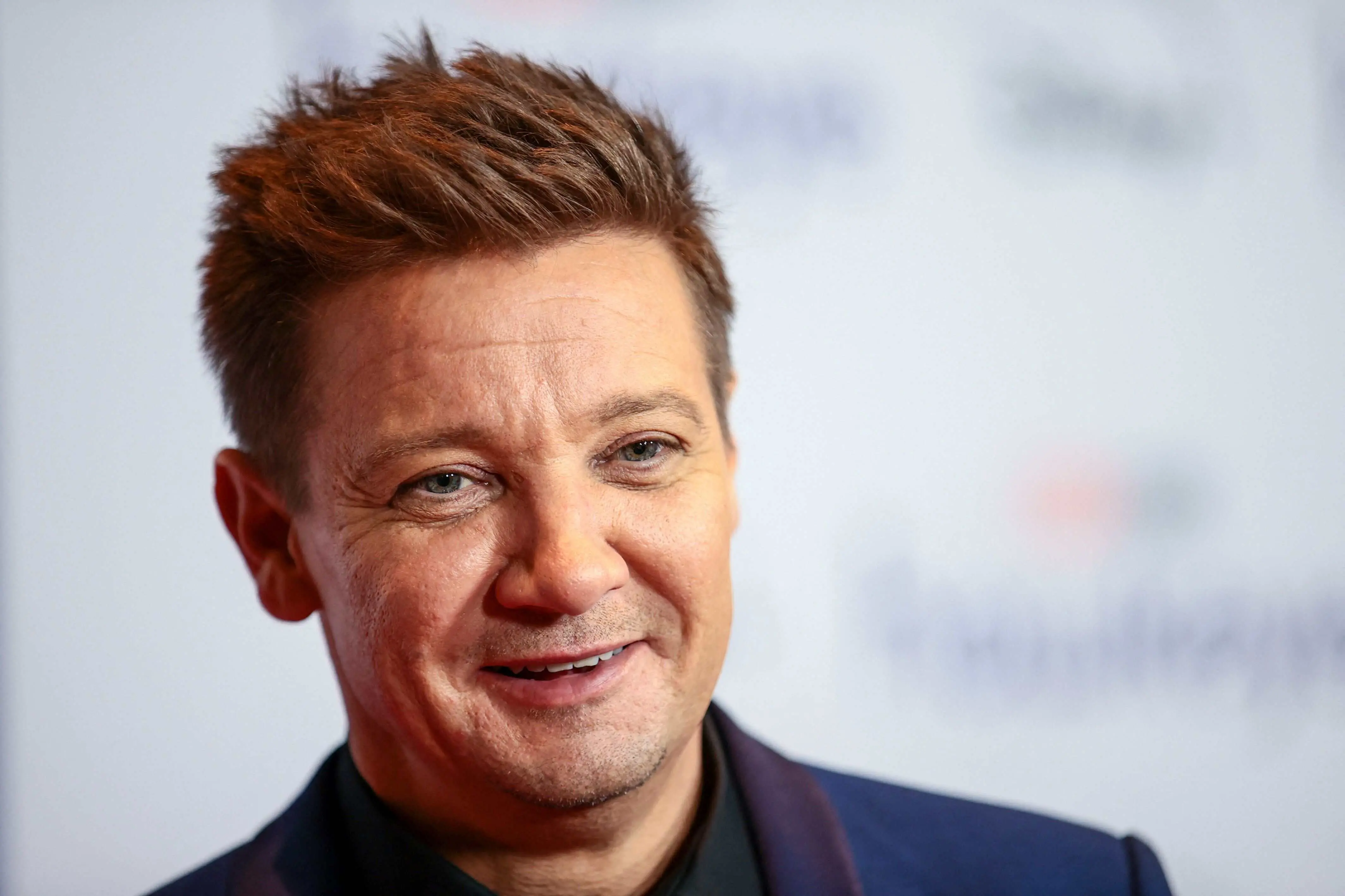 Imagem da notícia: Após acidente, Jeremy Renner passa por cirurgia e segue em estado crítico
