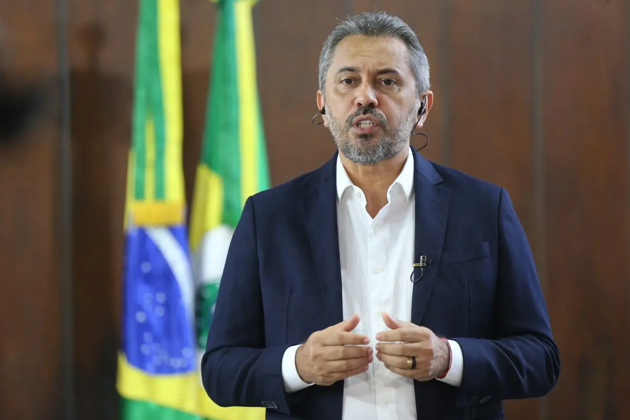 Imagem da notícia: Elmano diz que vai colocar equipes fixas da PM em conjuntos habitacionais dominados por facções