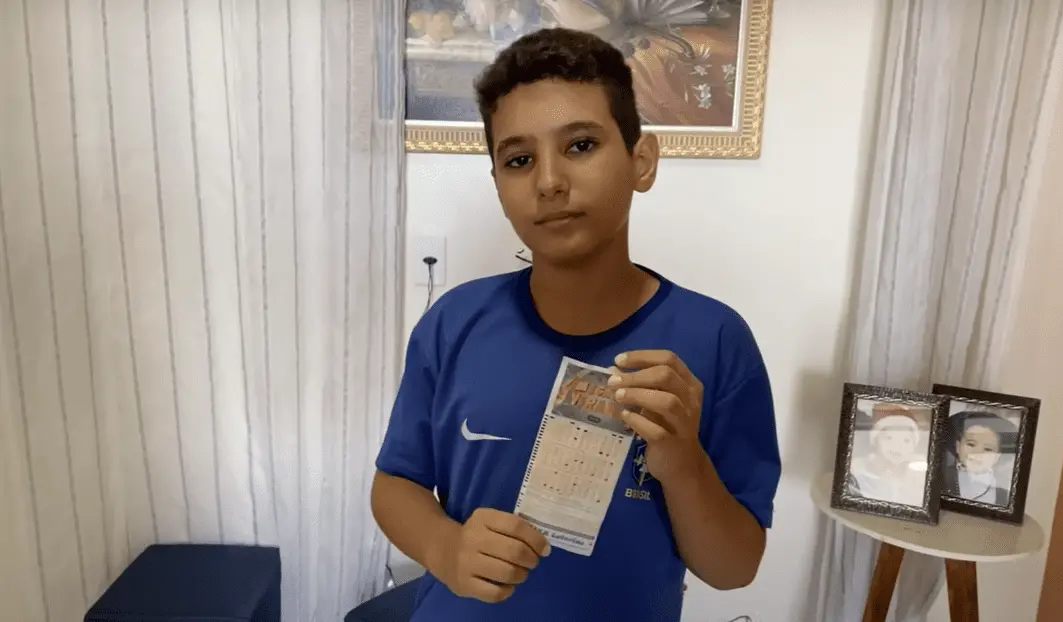 Imagem da notícia: Menino de 10 anos acerta números da Mega da Virada, mas mãe não faz aposta