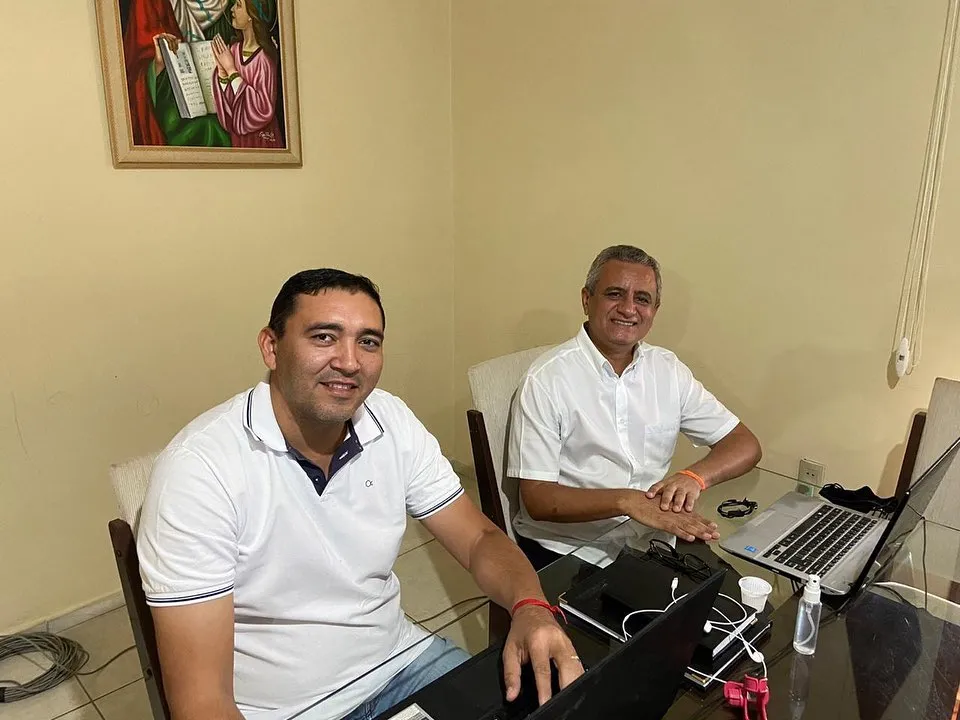 João Paulo (à esquerda) já estava em exercício desde o início de 2021 devido a licenças de saúde do prefeito Isaac Júnior (à direita)