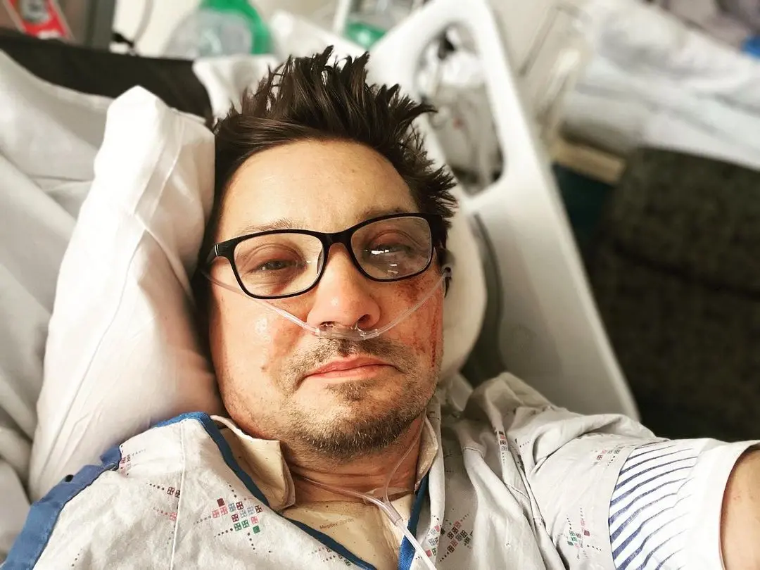 Imagem da notícia: Ator Jeremy Renner aparece pela primeira vez após grave acidente