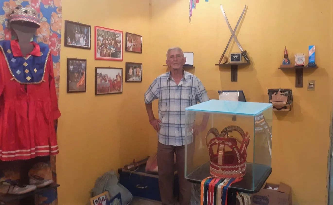 Mestre Aldenir goza do prazer de contar com um Museu em sua casa que narra, em objetos, sua trajetória de vida