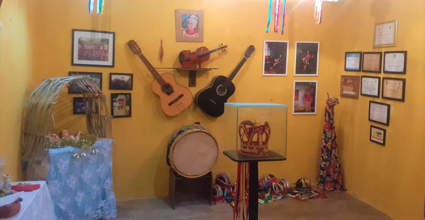 O museu conta com roupas, títulos empilhados na parede e menções honrosas, como de Tesouro Vivo da Cultura