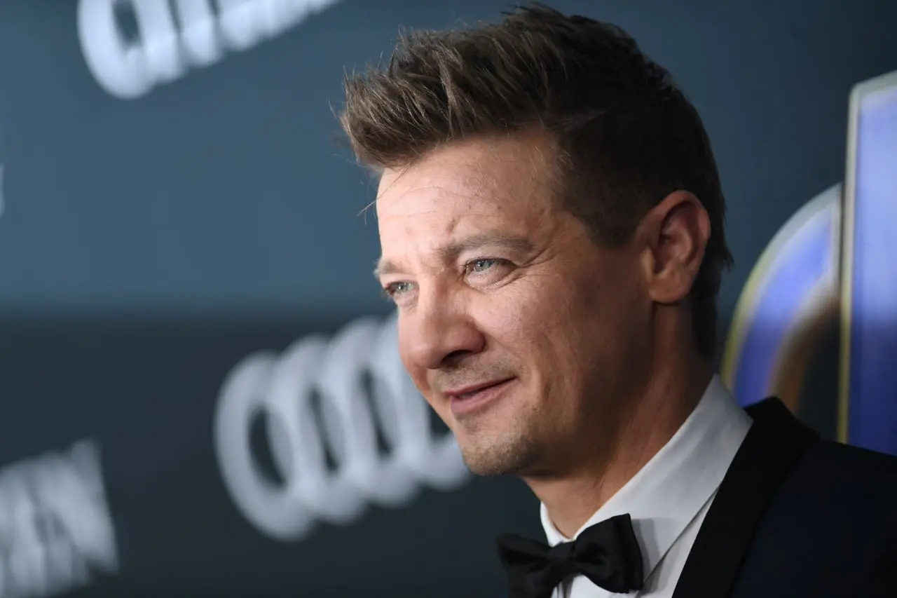 Imagem da notícia: Veículo que passou por cima do ator Jeremy Renner pesa 6 toneladas, diz site