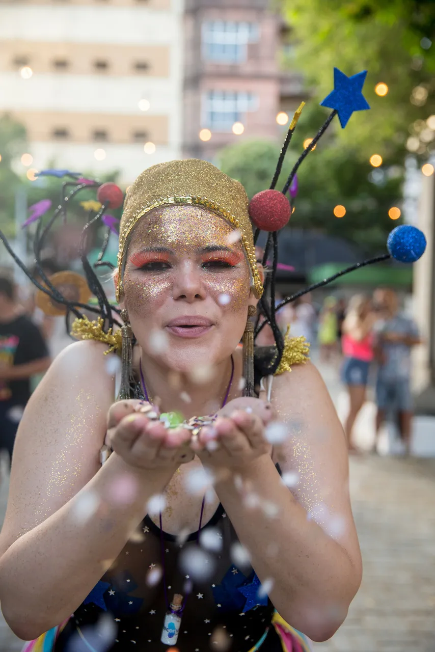Adereços de cabeça, maquiagem e glitter complementam o look na folia