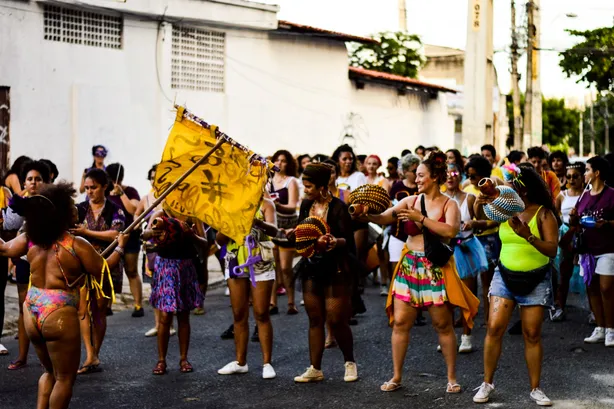 Acompanhar os cortejos dos blocos de rua é uma das saudades dos foliões